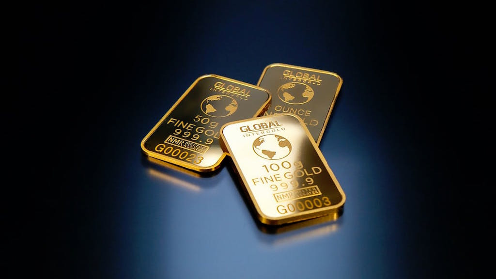 Oro, geopolitica batte dollaro: il lingotto continua a brillare